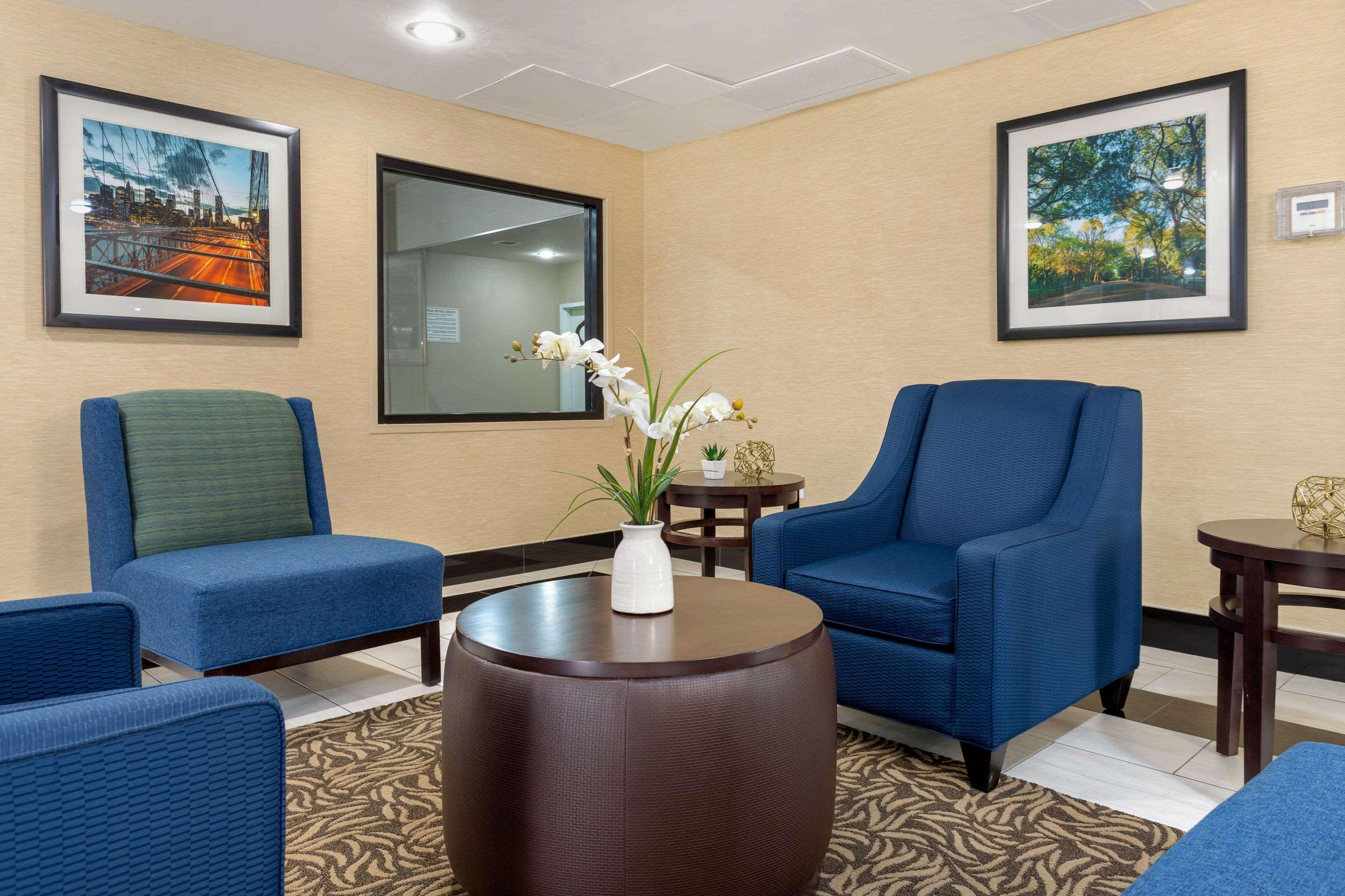 Comfort Inn & Suites Near Jfk Air Train Нью-Йорк Экстерьер фото