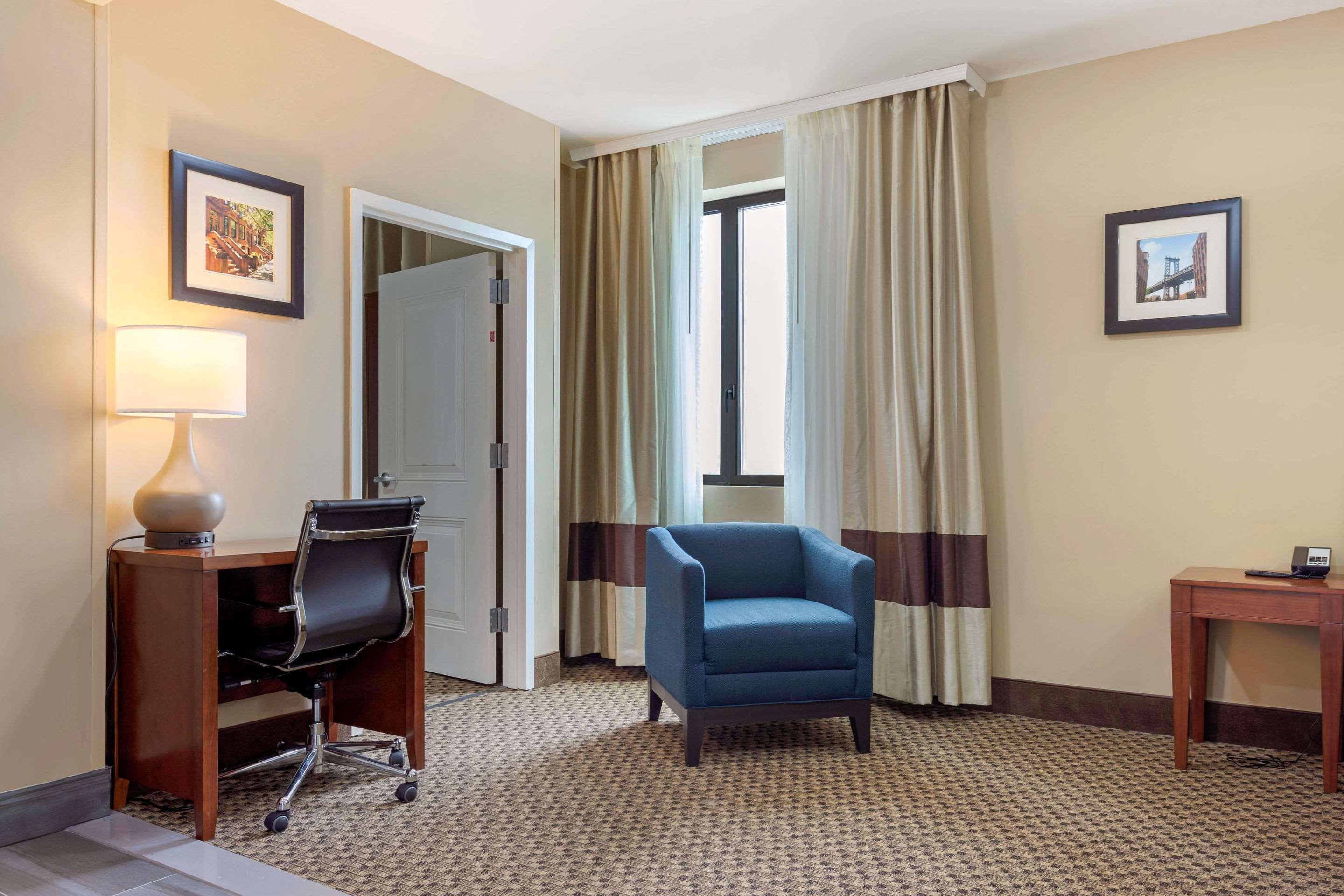 Comfort Inn & Suites Near Jfk Air Train Нью-Йорк Экстерьер фото